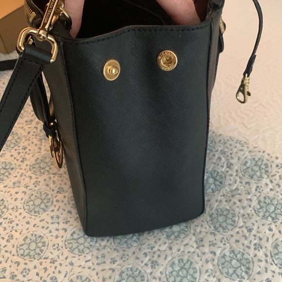 Michael Kors, large leather satchel☘️HP☘️ - Picture 6 of 9